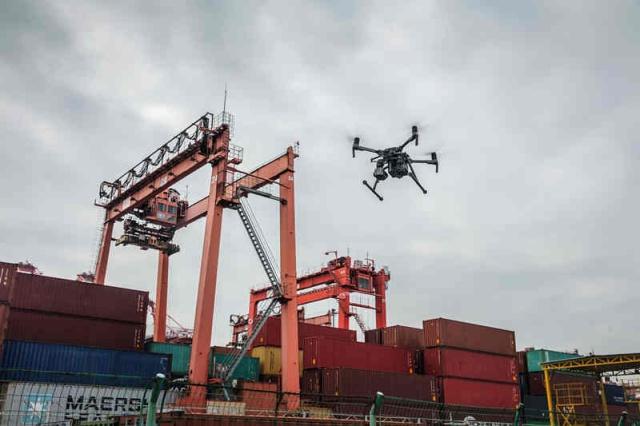  无人机驾驶员工作后月薪上万